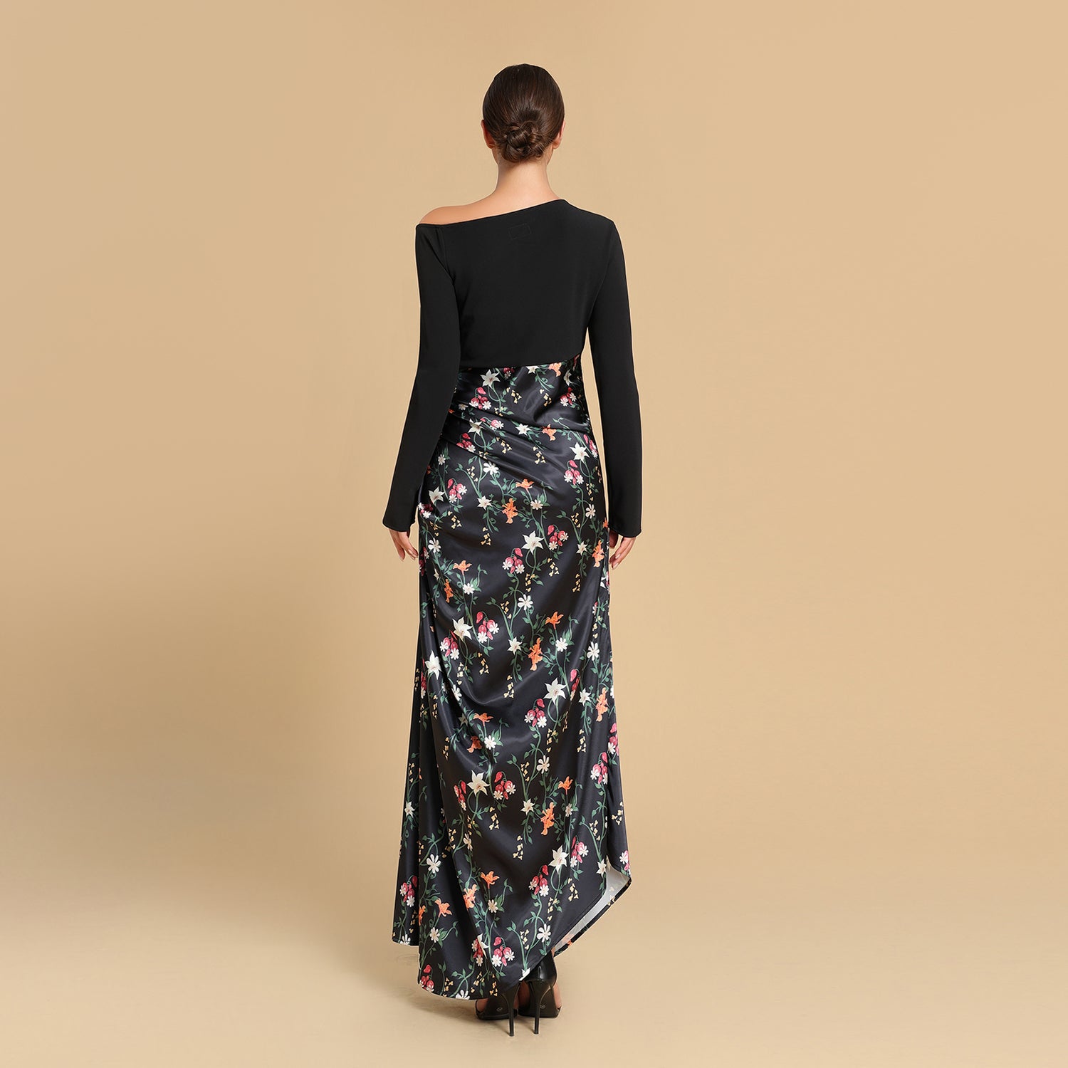 فستان بتنورة ساتان مطبوعة وتفاصيل درابية