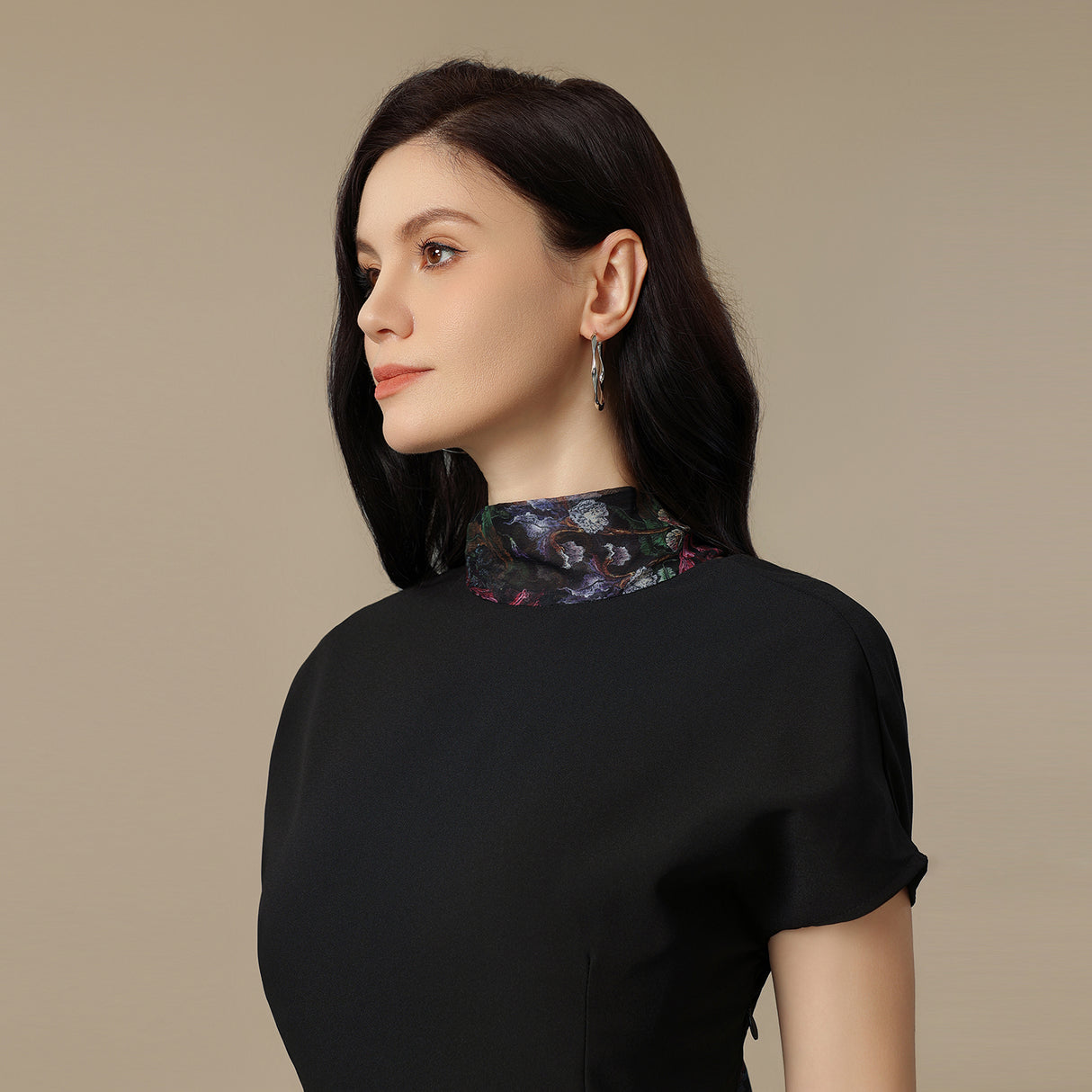 فستان ماكسي كريب أسود بتنورة شيفون بطبعة زهرية ووشاح خلفي