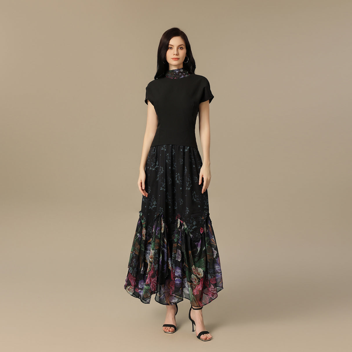 فستان ماكسي كريب أسود بتنورة شيفون بطبعة زهرية ووشاح خلفي