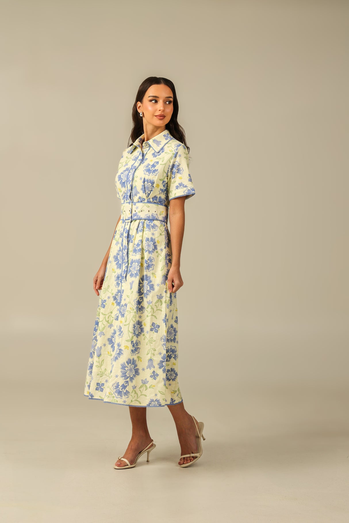 فستان كتان بنقشة زهور ناعمة بألوان الأزرق والأخضر