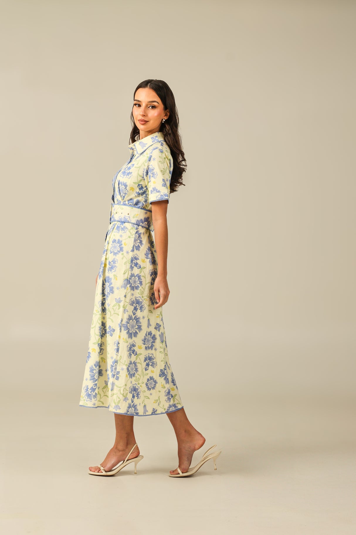 فستان كتان بنقشة زهور ناعمة بألوان الأزرق والأخضر