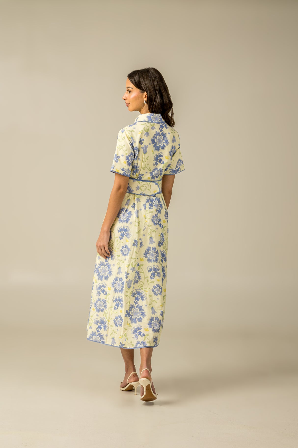 فستان كتان بنقشة زهور ناعمة بألوان الأزرق والأخضر