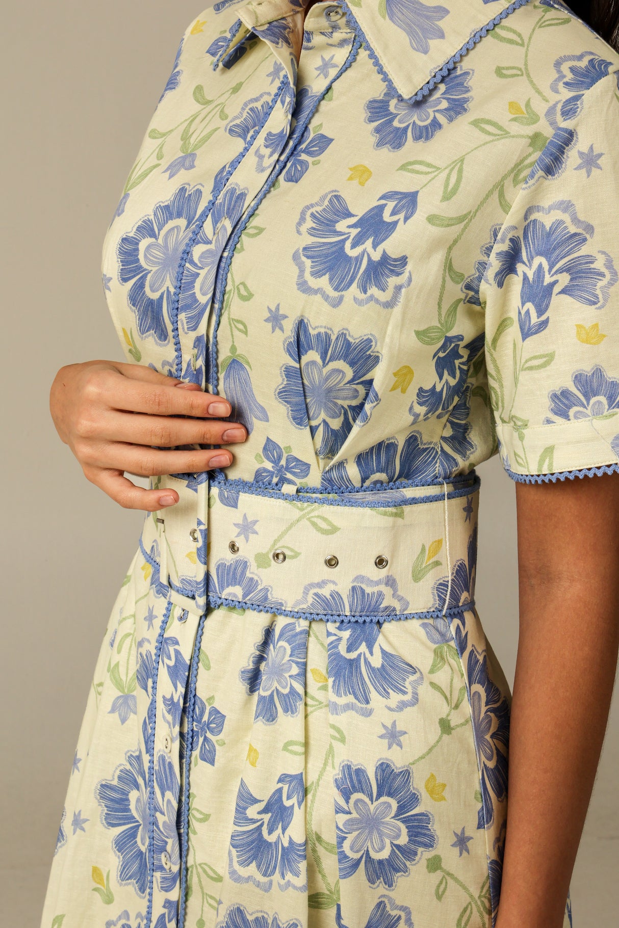 فستان كتان بنقشة زهور ناعمة بألوان الأزرق والأخضر