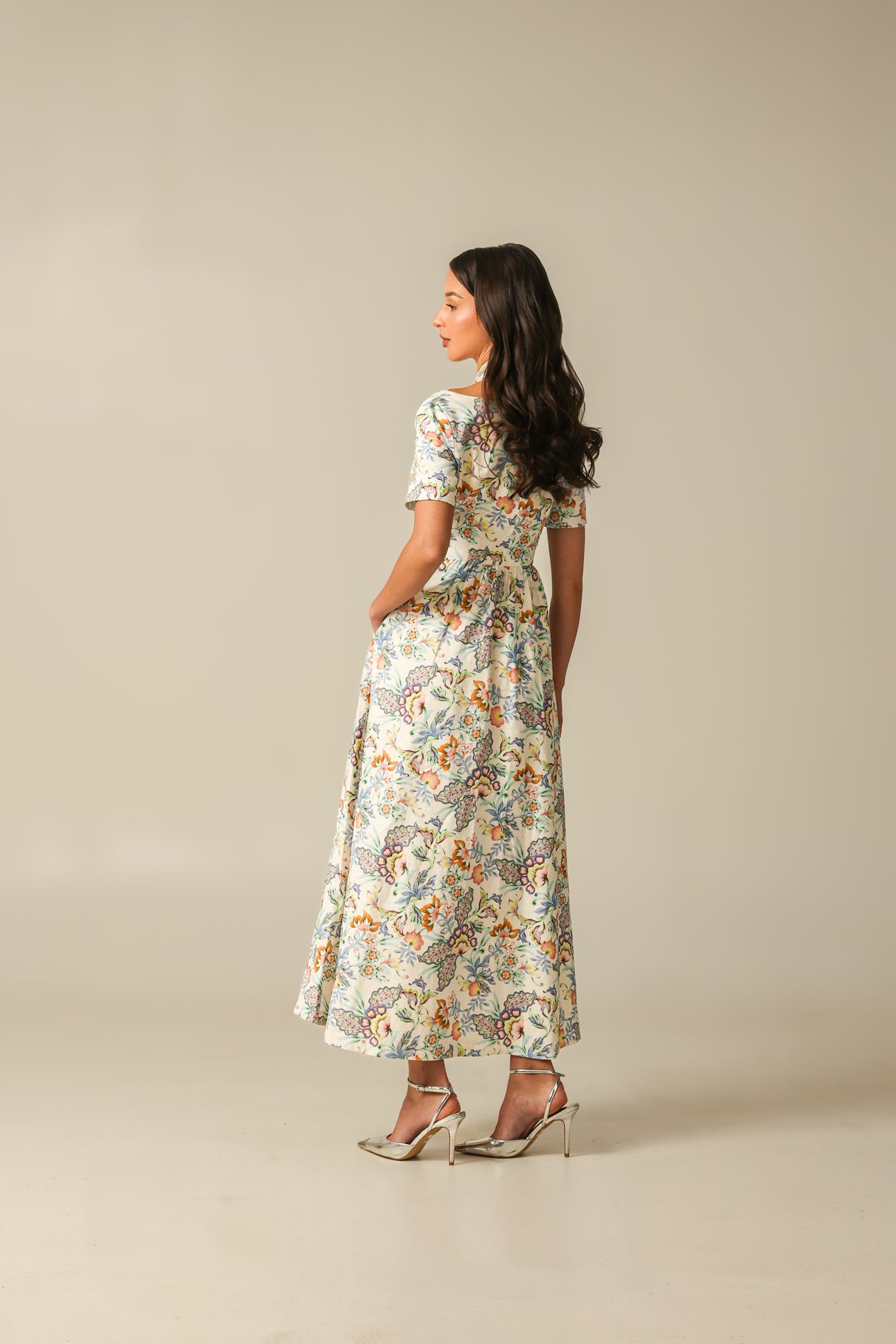 فستان كتان ناعم بطبعة زاهية – أنوثة ناعمة لإطلالة صيفية محتشمة