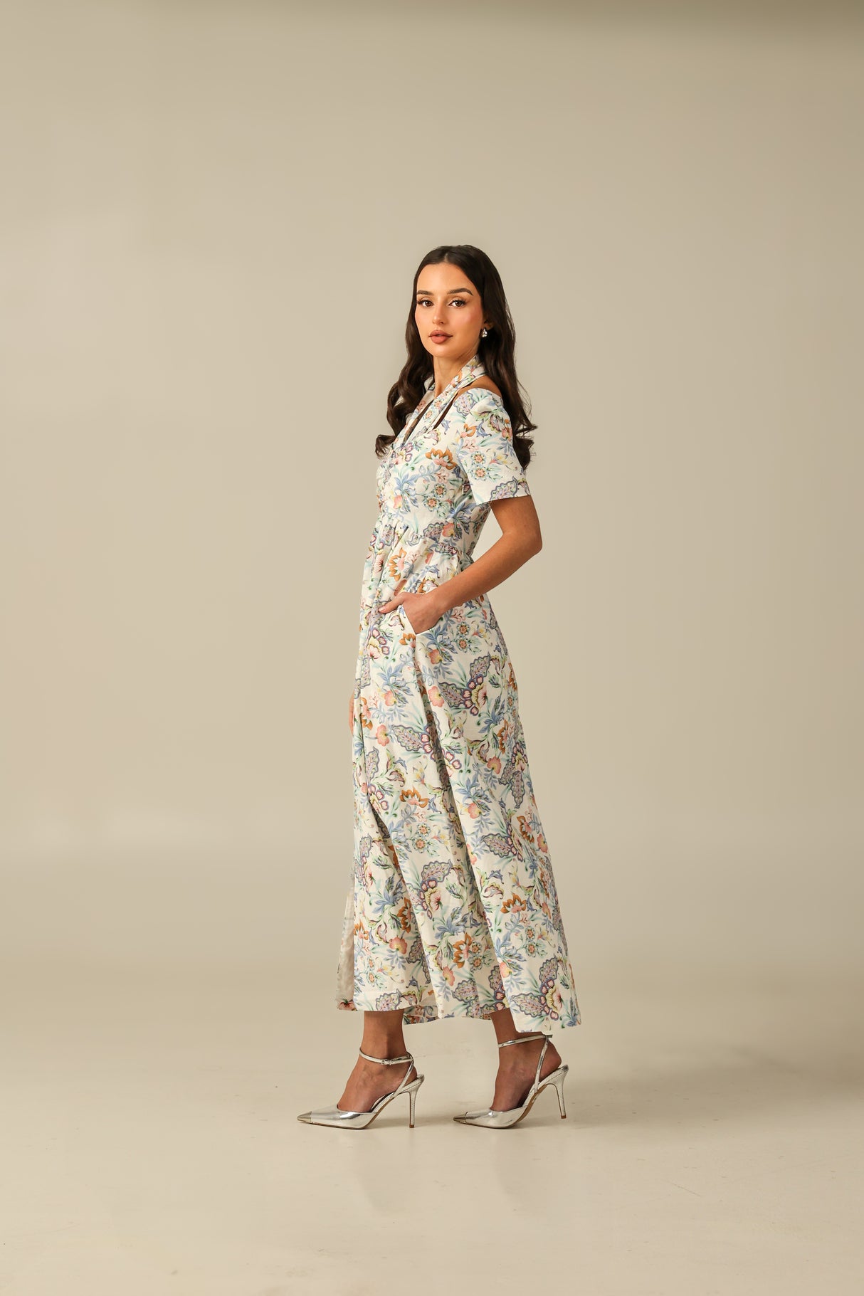 فستان كتان ناعم بطبعة زاهية – أنوثة ناعمة لإطلالة صيفية محتشمة