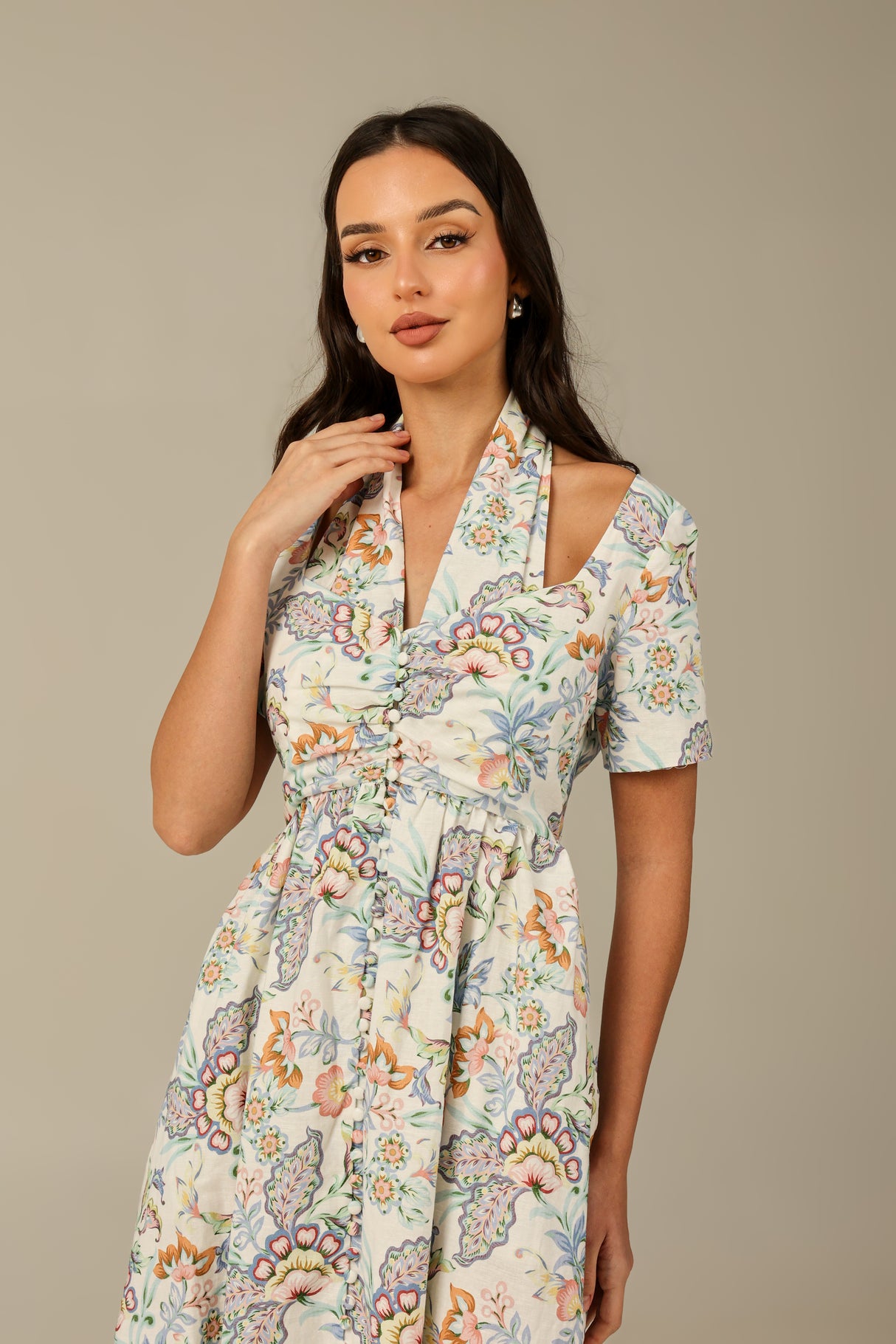 فستان كتان ناعم بطبعة زاهية – أنوثة ناعمة لإطلالة صيفية محتشمة