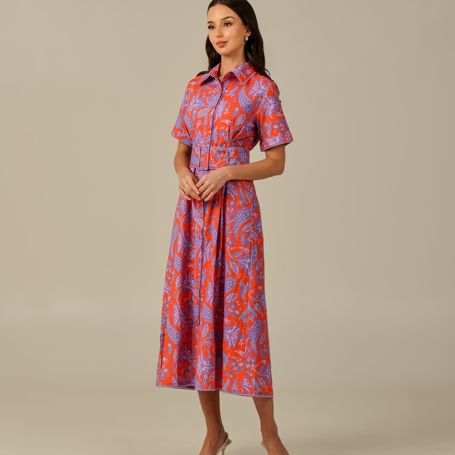 فستان أحمر وأرجواني مطبّع بألوان زاهية كتان – ستايل محتشم للصيف