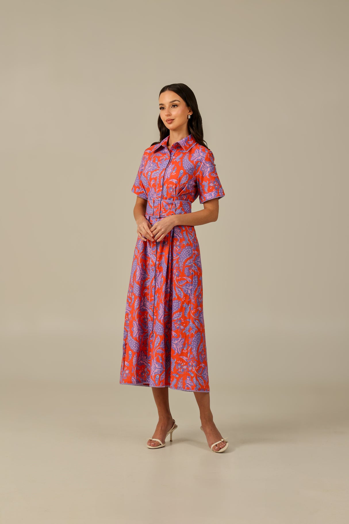 فستان أحمر وأرجواني مطبّع بألوان زاهية كتان – ستايل محتشم للصيف