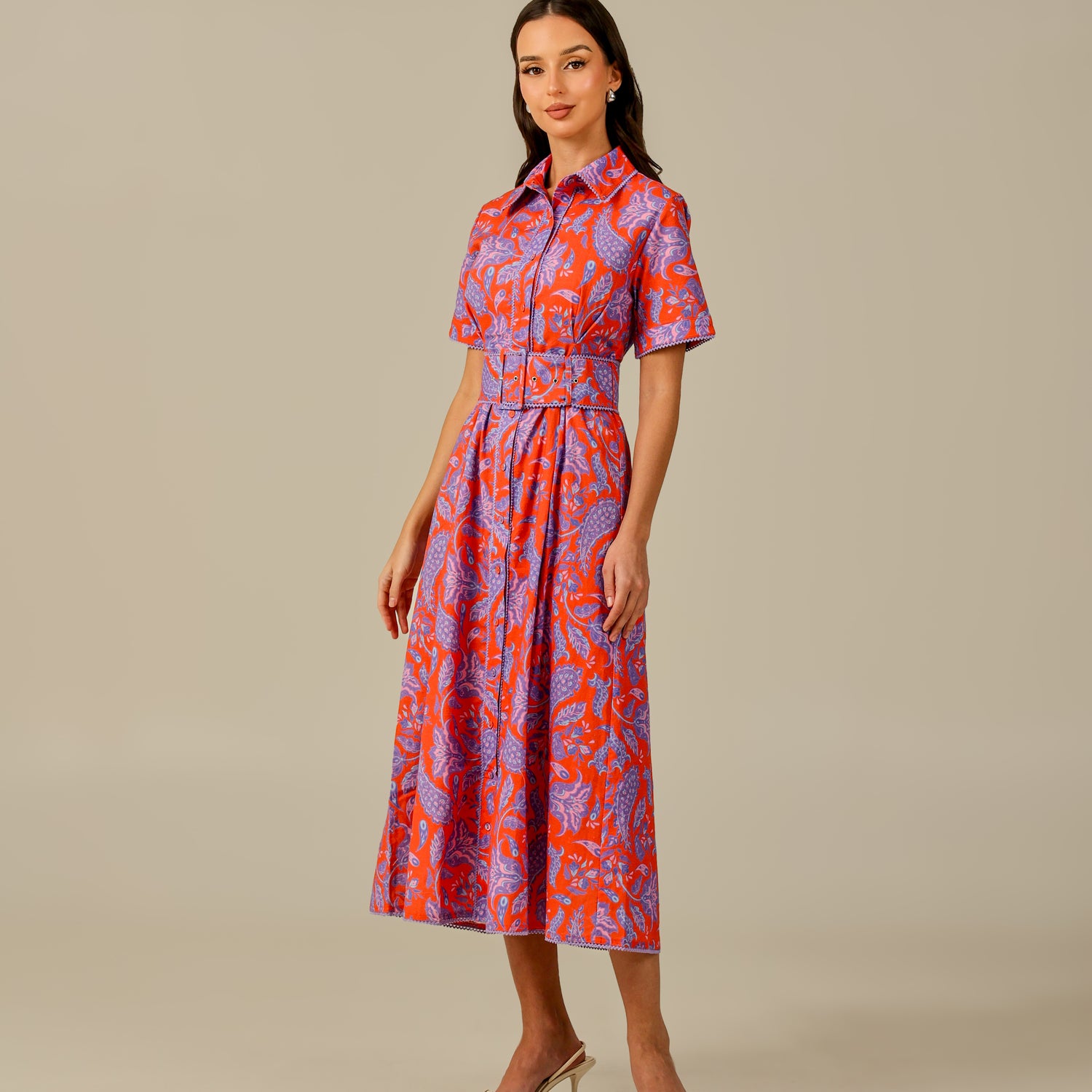 فستان أحمر وأرجواني مطبّع بألوان زاهية كتان – ستايل محتشم للصيف