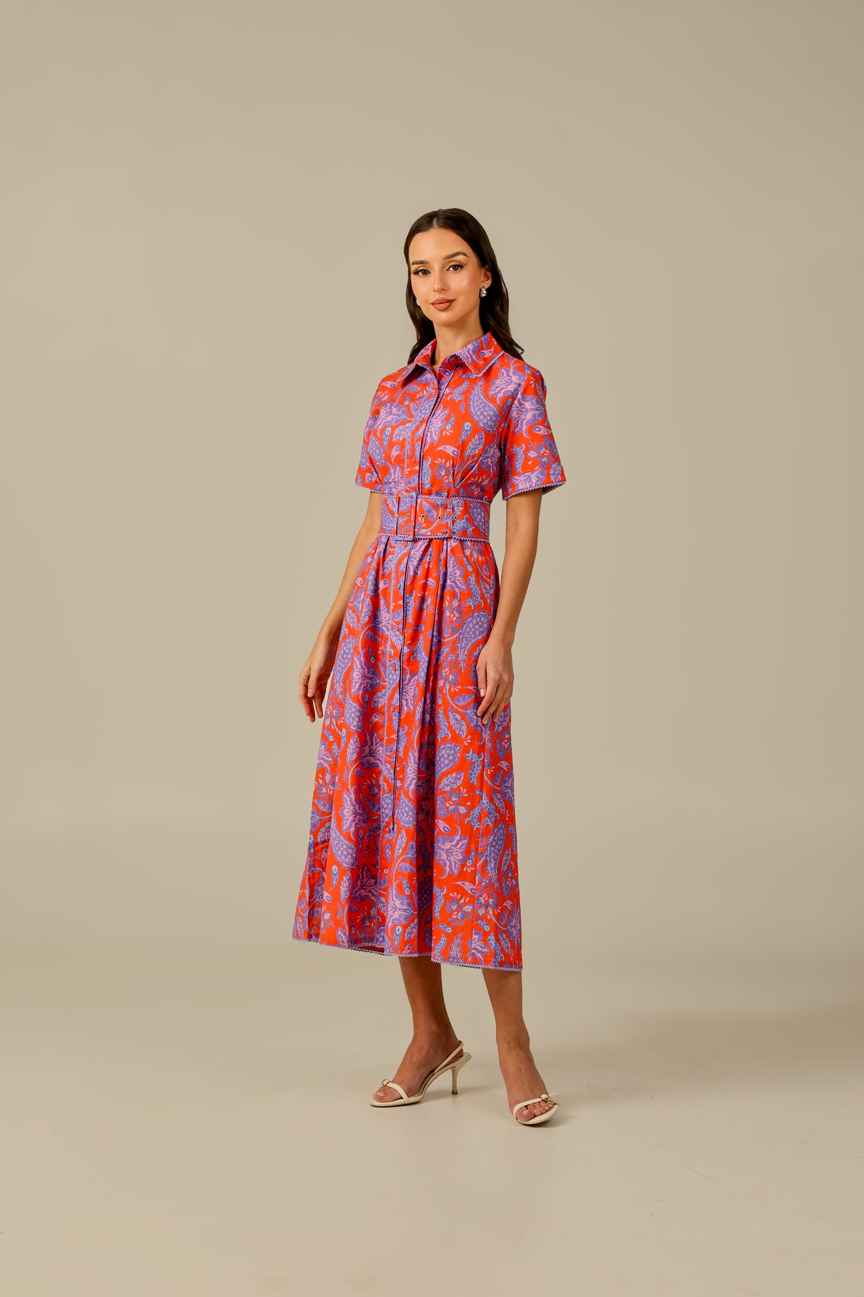 فستان أحمر وأرجواني مطبّع بألوان زاهية كتان – ستايل محتشم للصيف