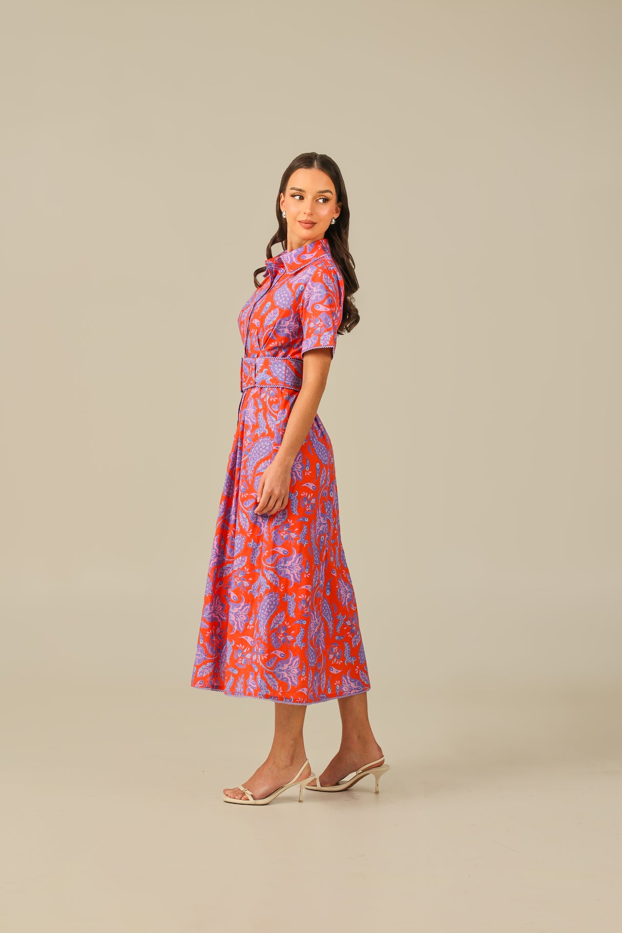 فستان أحمر وأرجواني مطبّع بألوان زاهية كتان – ستايل محتشم للصيف