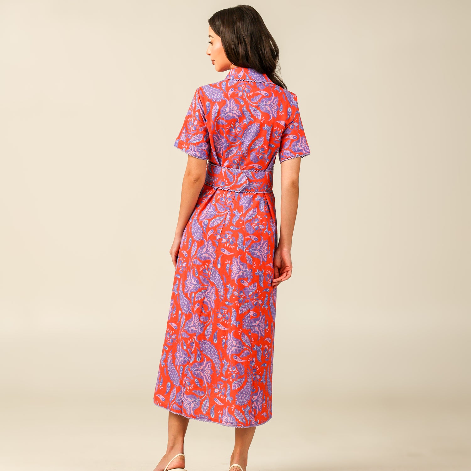 فستان أحمر وأرجواني مطبّع بألوان زاهية كتان – ستايل محتشم للصيف