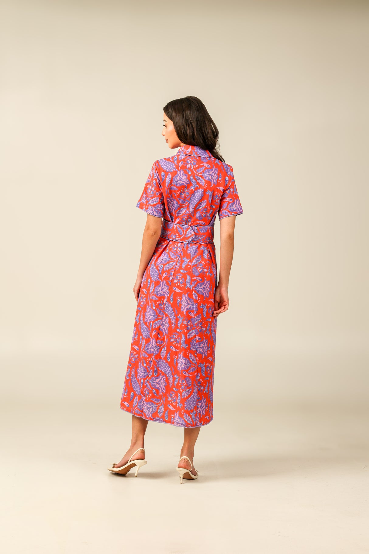 فستان أحمر وأرجواني مطبّع بألوان زاهية كتان – ستايل محتشم للصيف