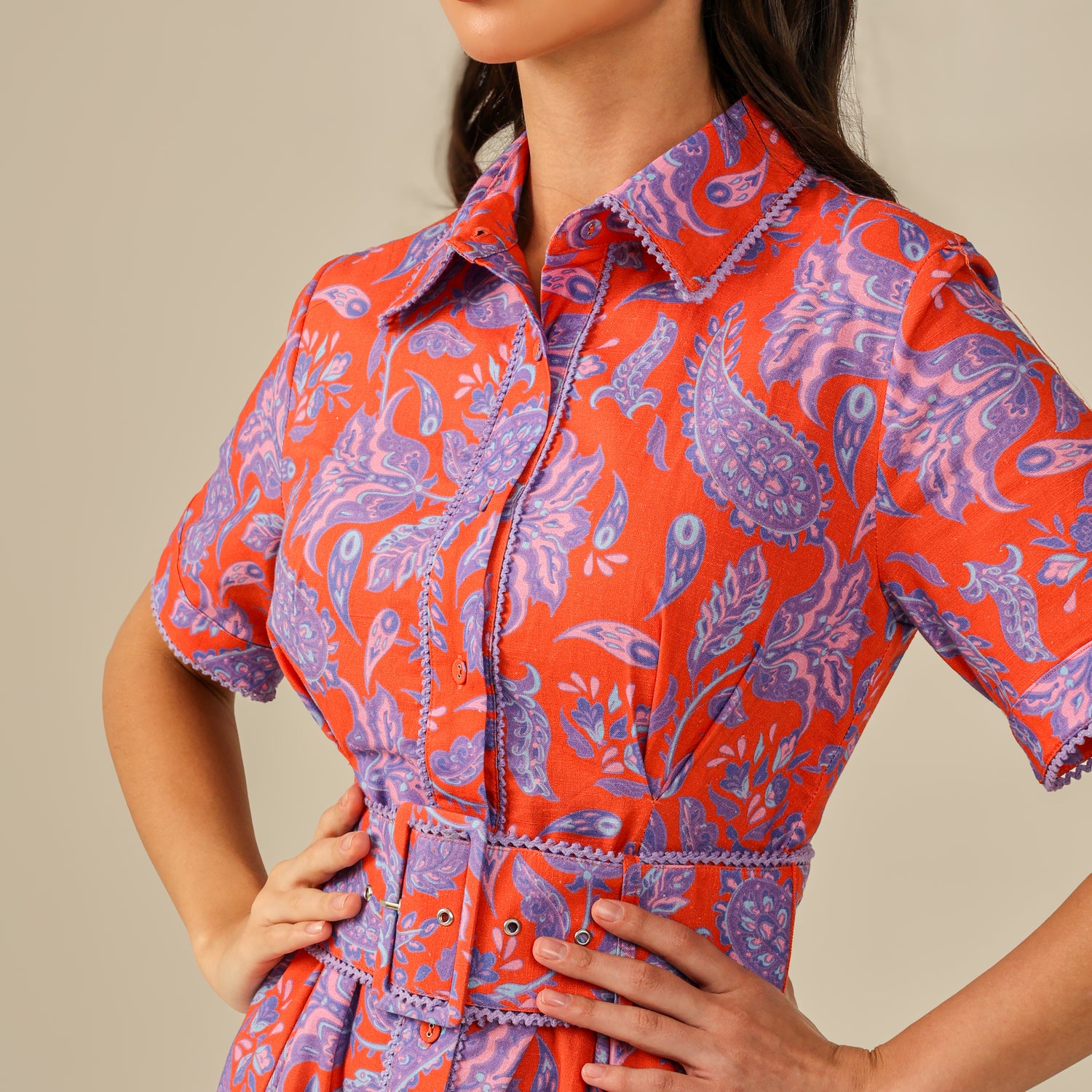 فستان أحمر وأرجواني مطبّع بألوان زاهية كتان – ستايل محتشم للصيف