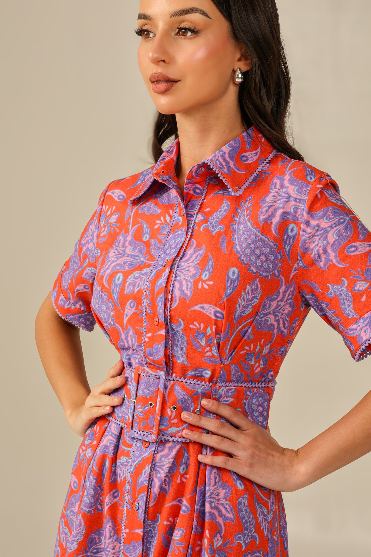 فستان أحمر وأرجواني مطبّع بألوان زاهية كتان – ستايل محتشم للصيف