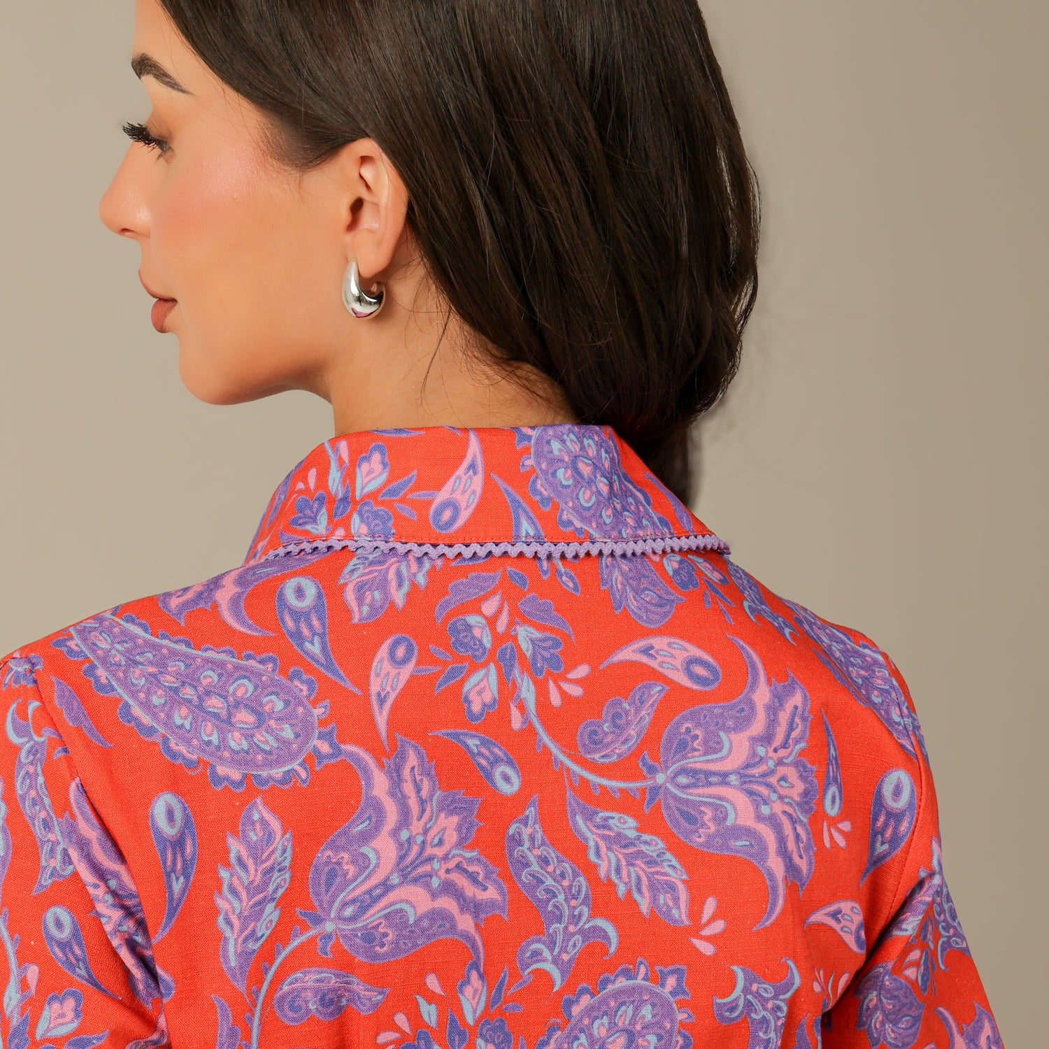 فستان أحمر وأرجواني مطبّع بألوان زاهية كتان – ستايل محتشم للصيف