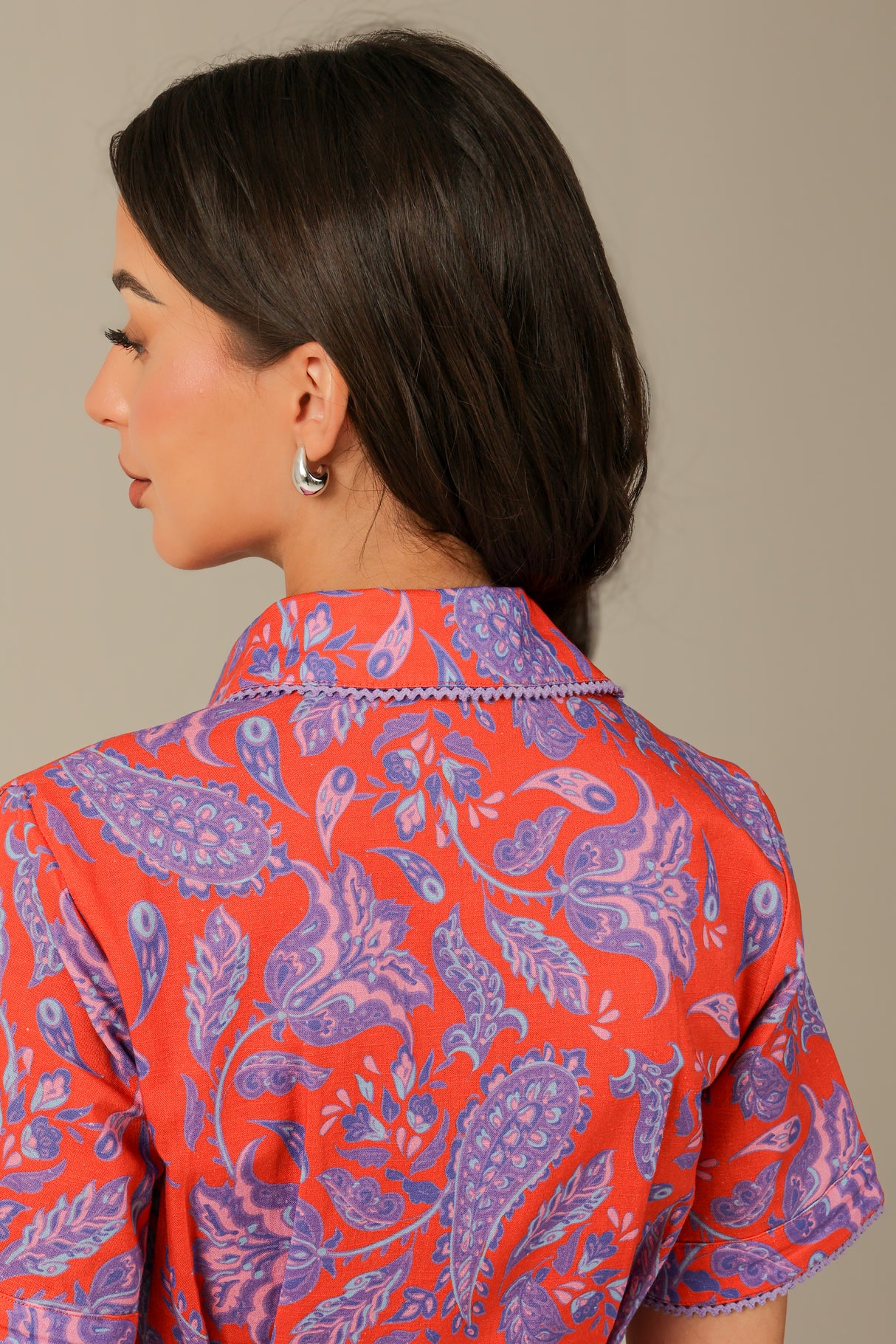 فستان أحمر وأرجواني مطبّع بألوان زاهية كتان – ستايل محتشم للصيف