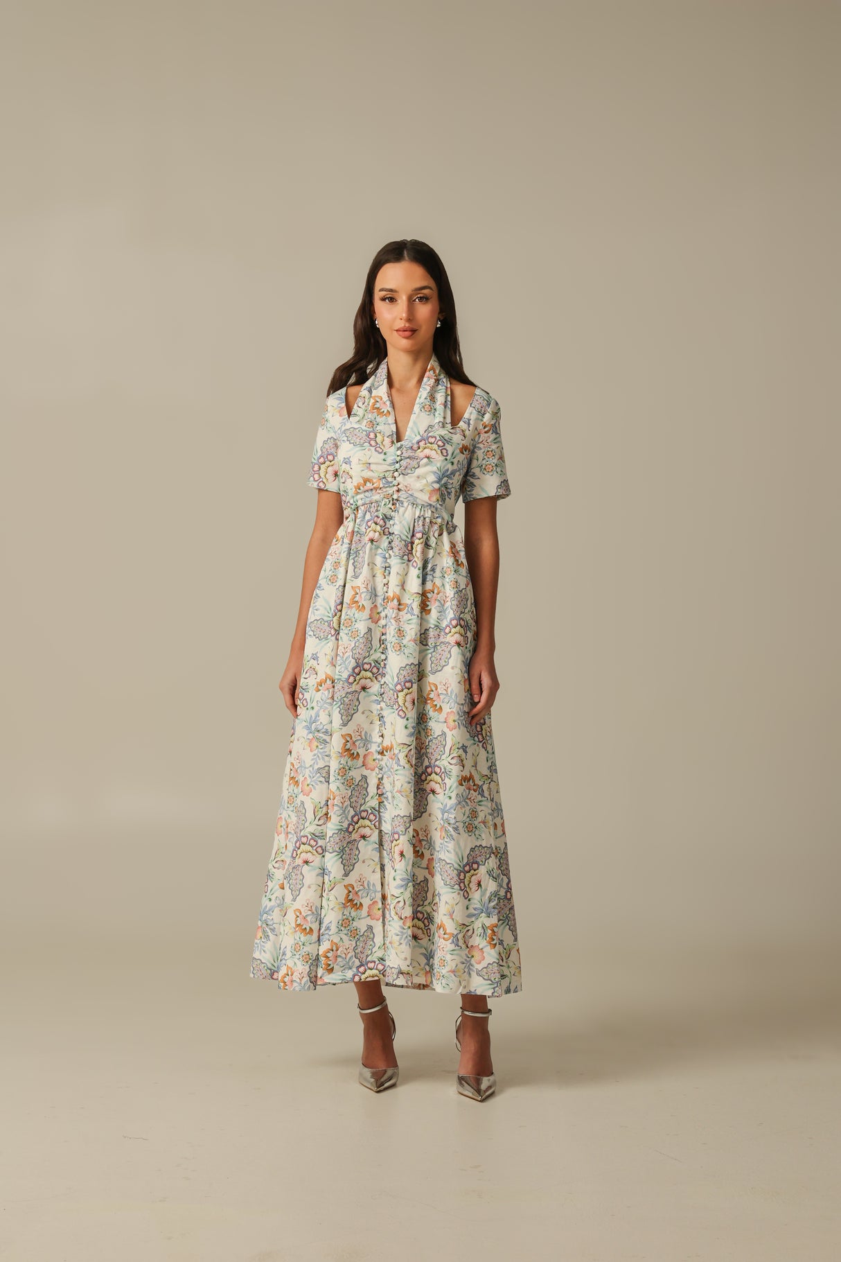 فستان كتان ناعم بطبعة زاهية – أنوثة ناعمة لإطلالة صيفية محتشمة