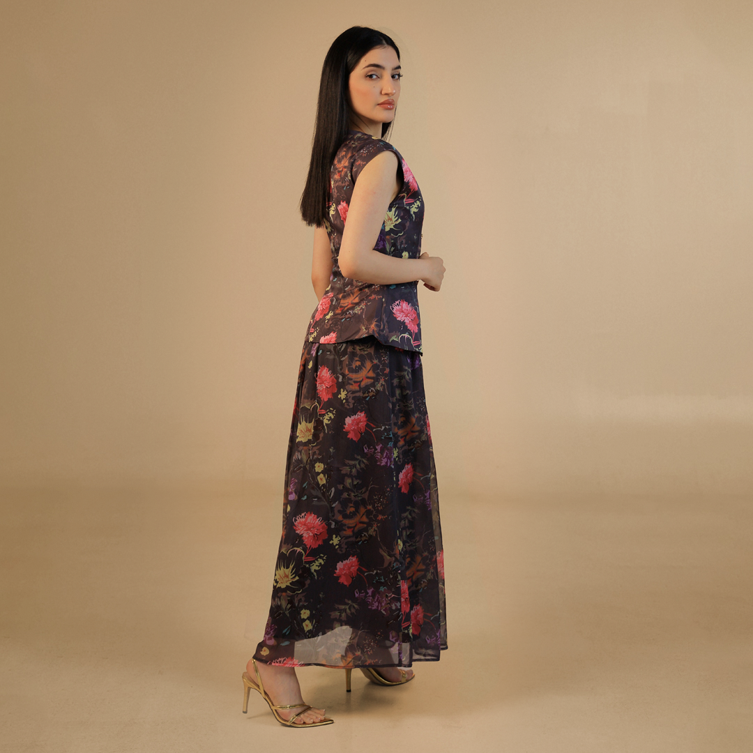 فستان بنقشة زهور داكنة بقصّة كلاسيكية راقية