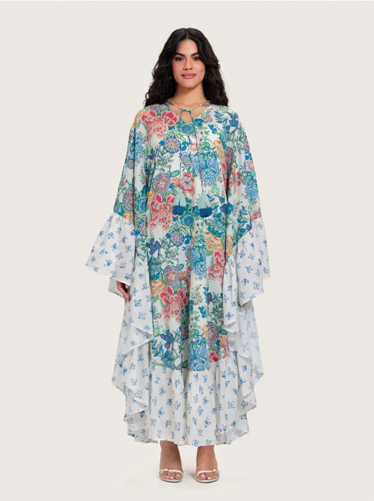 قفطان فضفاض مطبوع بالزهور وربطة عنق بشرّابات