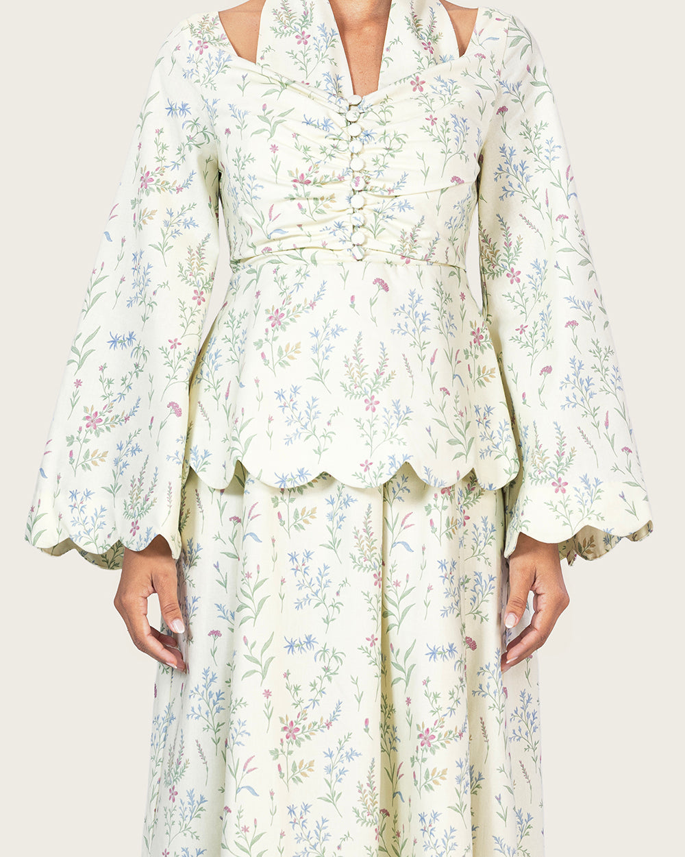 فستان كتان مزهر بتفاصيل حواف صدفية