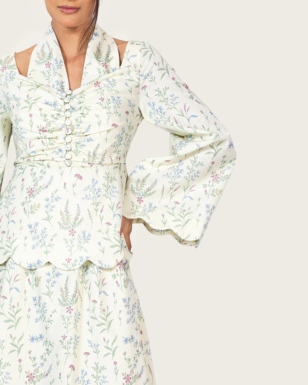 فستان كتان مزهر بتفاصيل حواف صدفية