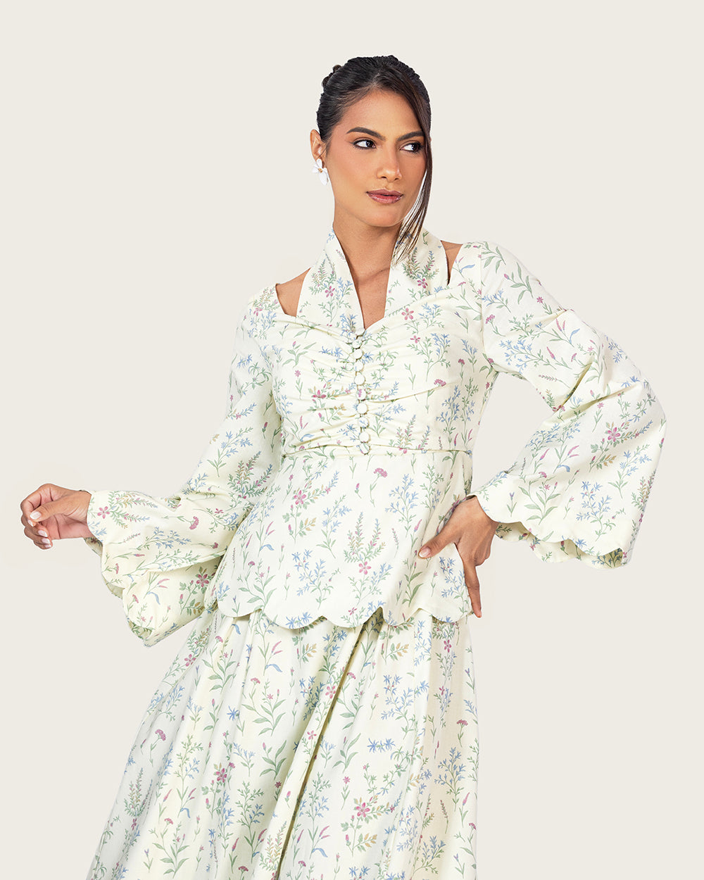 فستان كتان مزهر بتفاصيل حواف صدفية