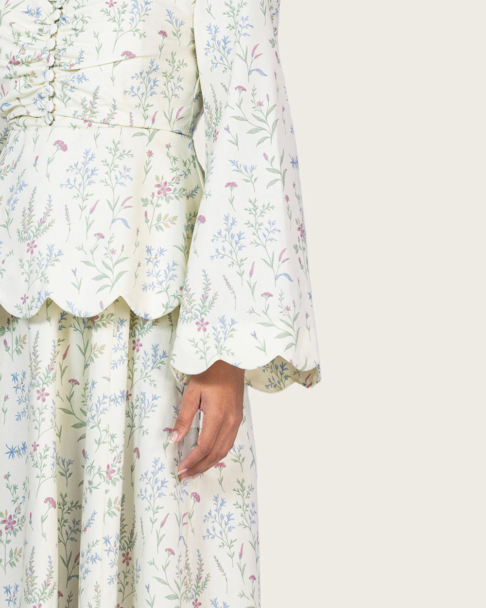 فستان كتان مزهر بتفاصيل حواف صدفية