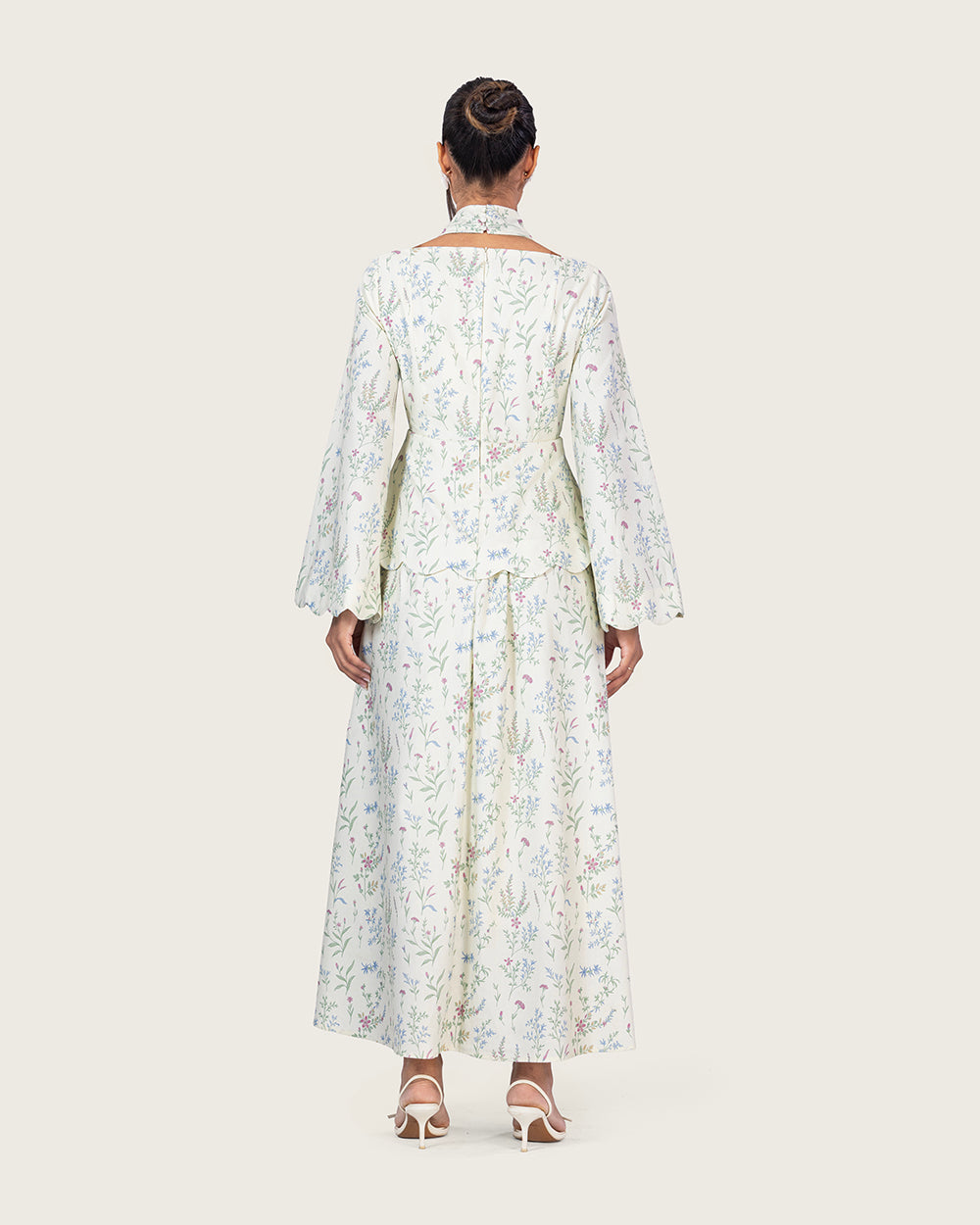 فستان كتان مزهر بتفاصيل حواف صدفية