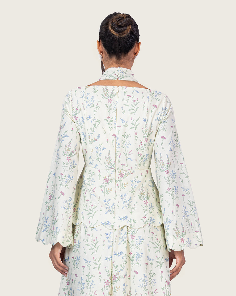 فستان كتان مزهر بتفاصيل حواف صدفية