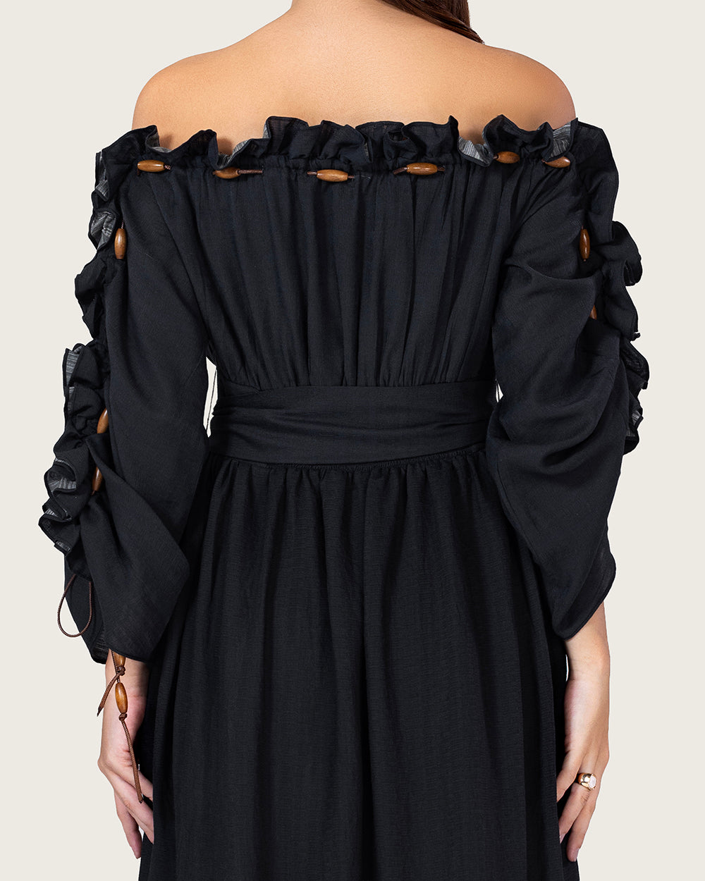 فستان ماكسي اسود مزهر بخليط الكتان أوف شولدر مع حزام خصر