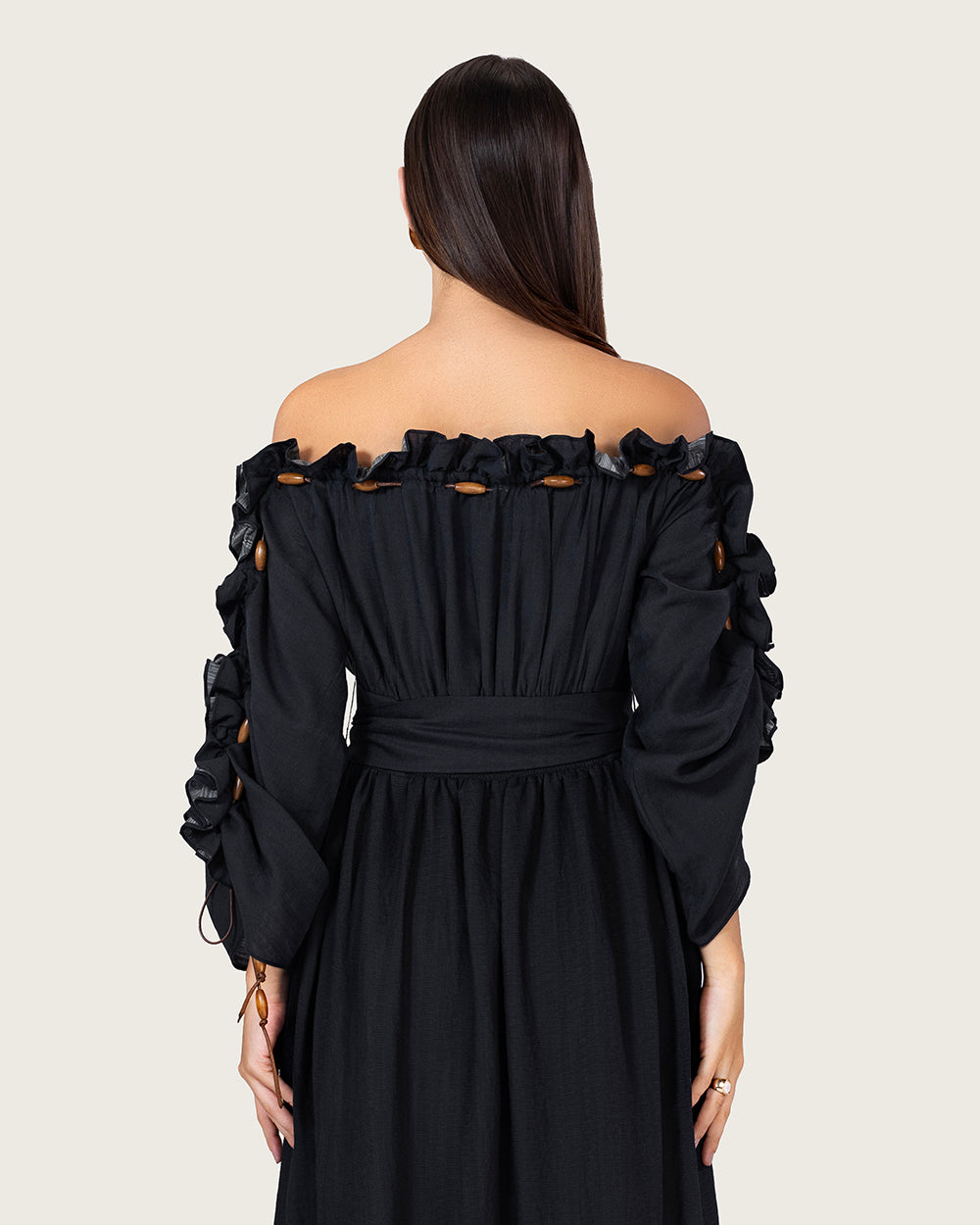 فستان ماكسي اسود مزهر بخليط الكتان أوف شولدر مع حزام خصر