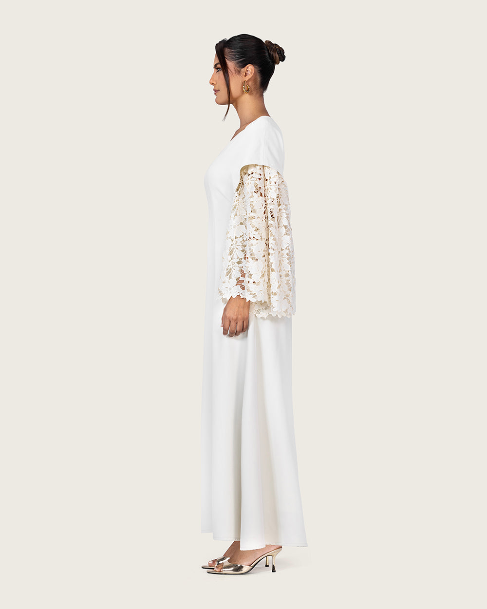 فستان أبيض بأكمام دانتيل واسعة