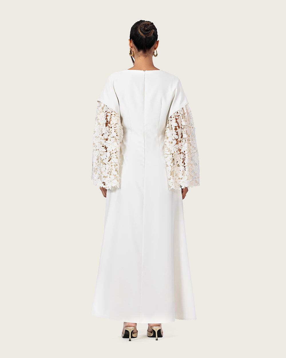 فستان أبيض بأكمام دانتيل واسعة