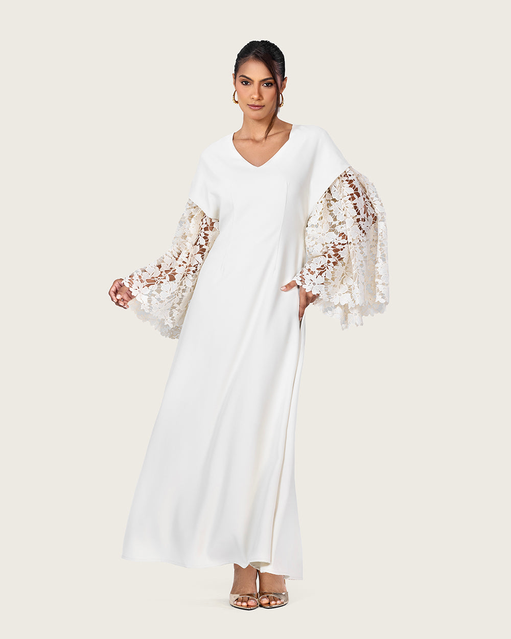 فستان أبيض بأكمام دانتيل واسعة