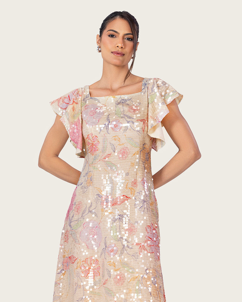 فستان ماكسي مزهر مزين بالترتر بأكمام فراشة