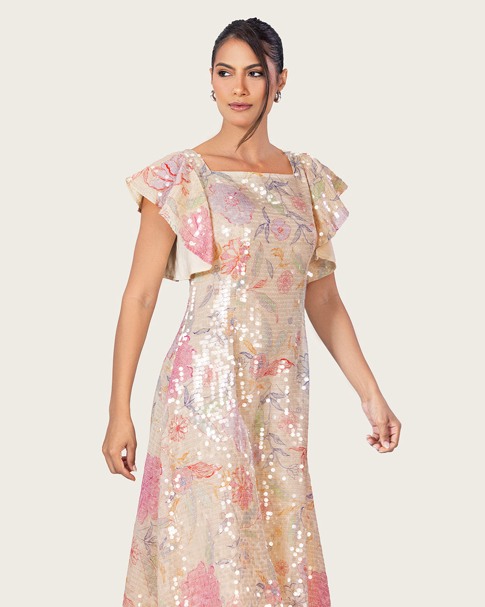 فستان ماكسي مزهر مزين بالترتر بأكمام فراشة