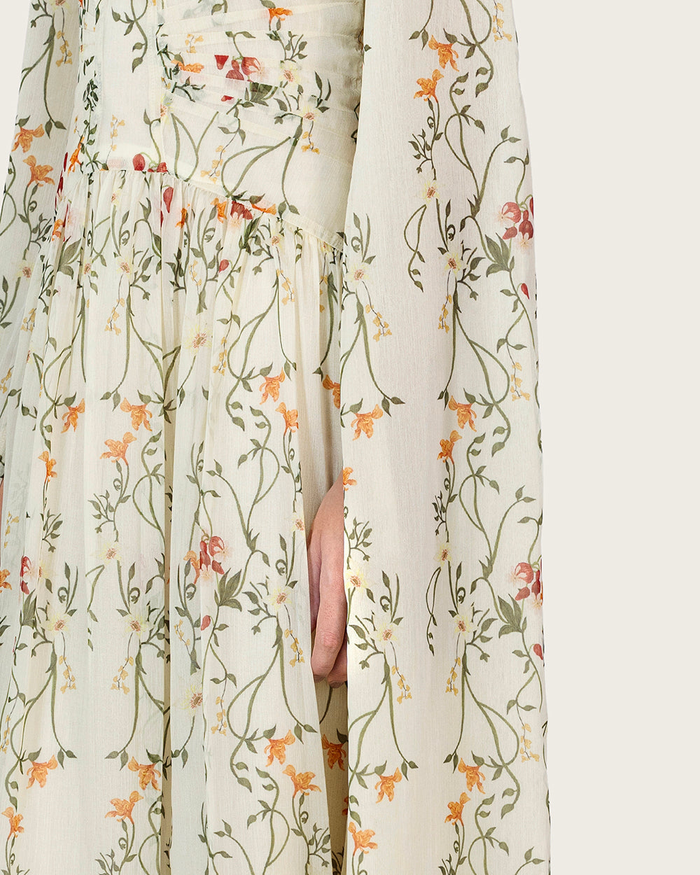 فستان عاجي بنقشة زهرية وأكمام منسدلة