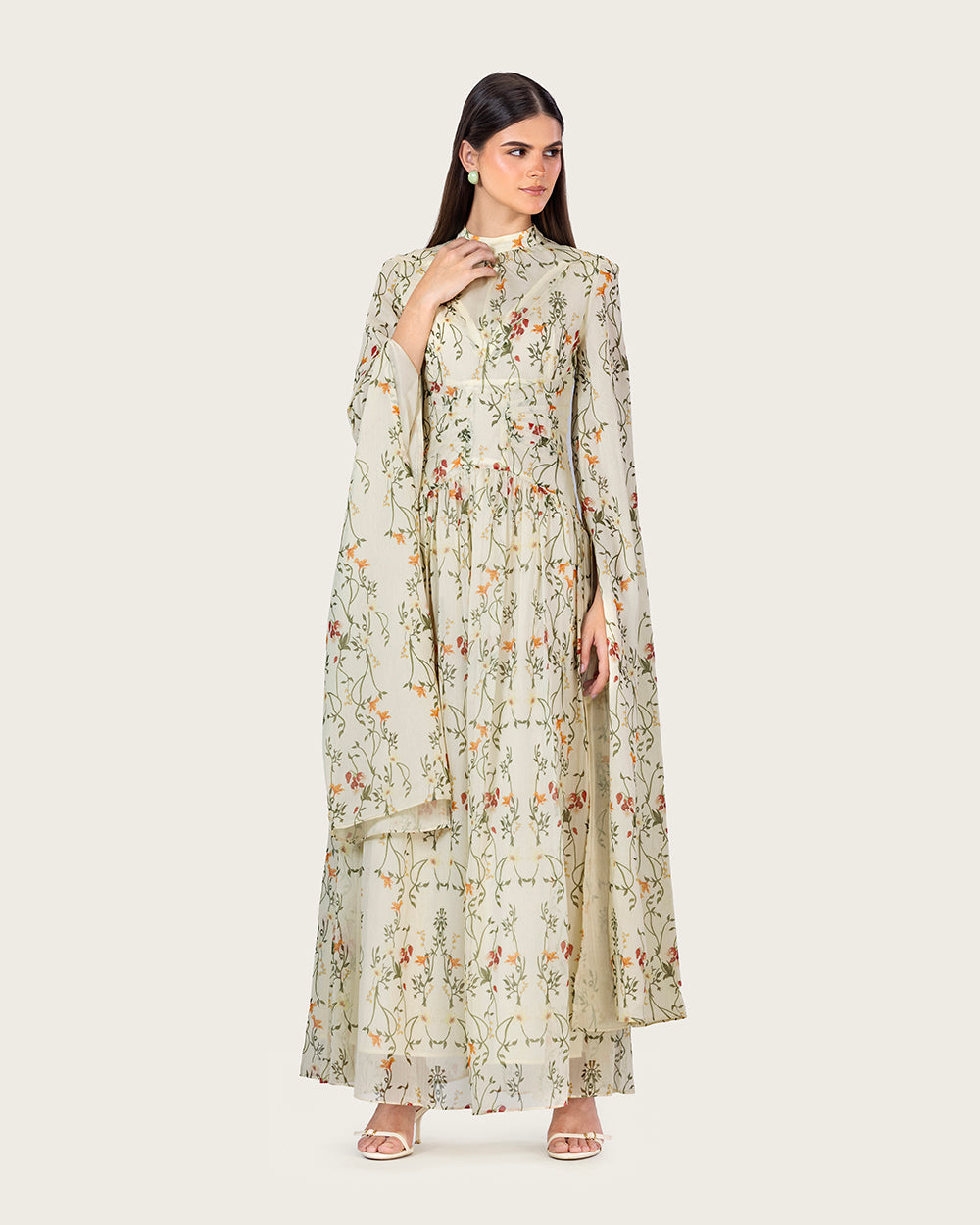 فستان عاجي بنقشة زهرية وأكمام منسدلة