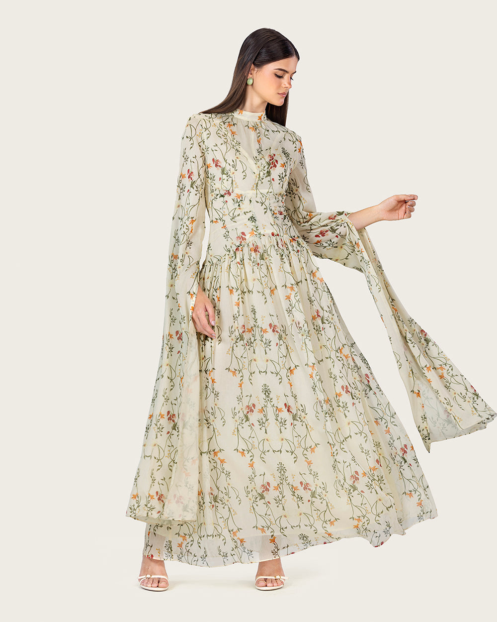 فستان عاجي بنقشة زهرية وأكمام منسدلة