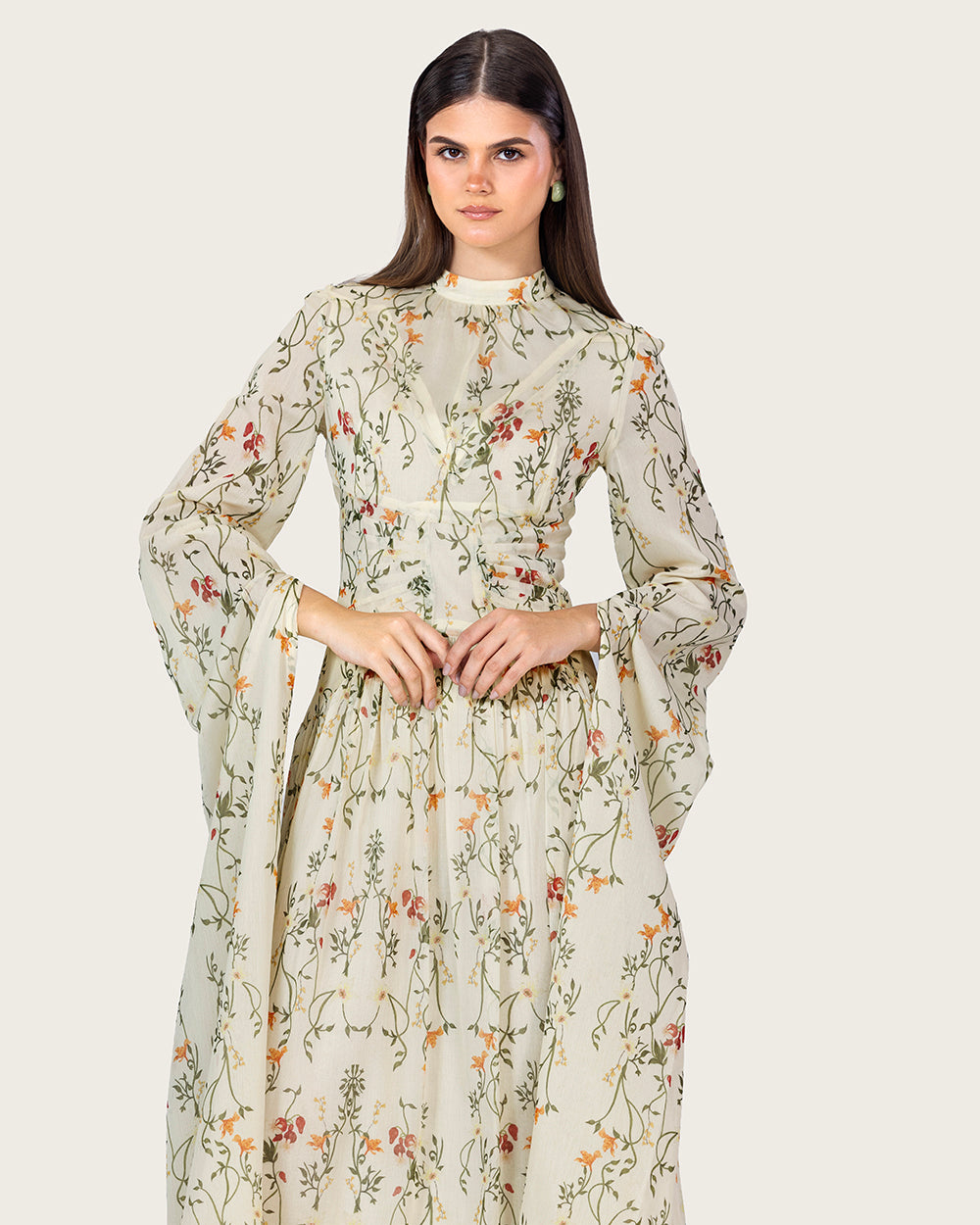 فستان عاجي بنقشة زهرية وأكمام منسدلة