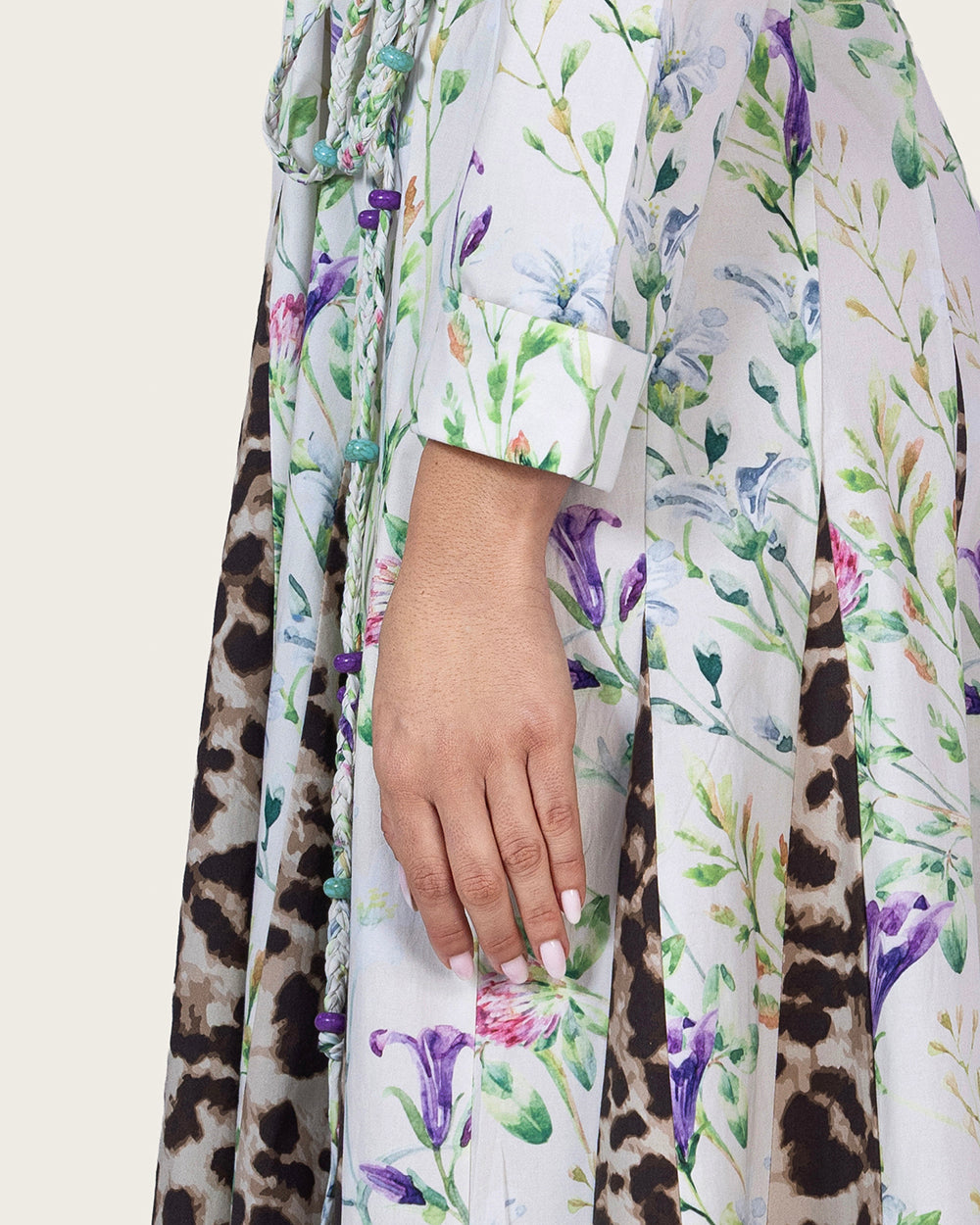 فستان كتان مزهر مع طبعة ليوبارد وحزام مجدول بالخرز