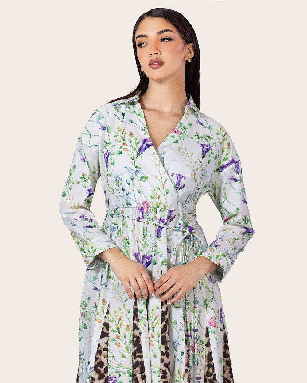 فستان كتان مزهر مع طبعة ليوبارد وحزام مجدول بالخرز