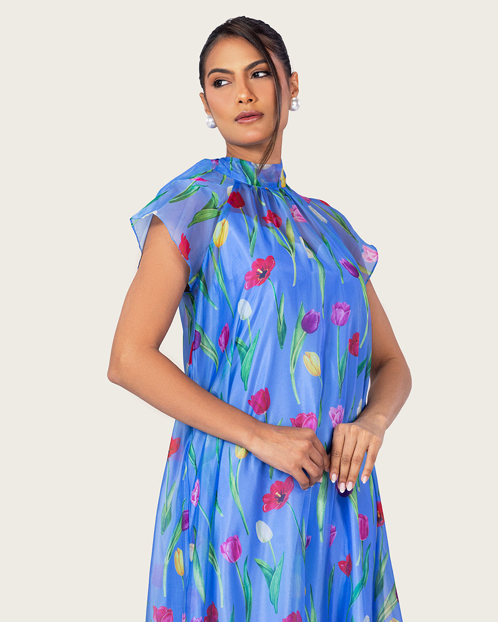 فستان ماكسي أورغانزا أزرق مزهر مع ربطة خلفية