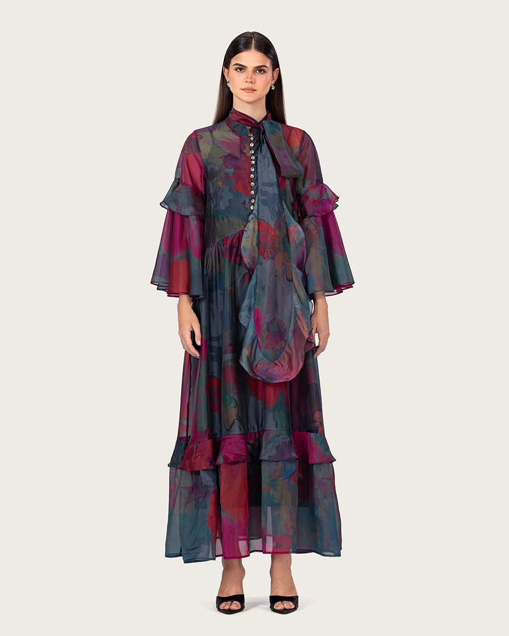 فستان ماكسي بطبعات فنية متعددة الألوان مع أكمام واسعة ورباط عنق