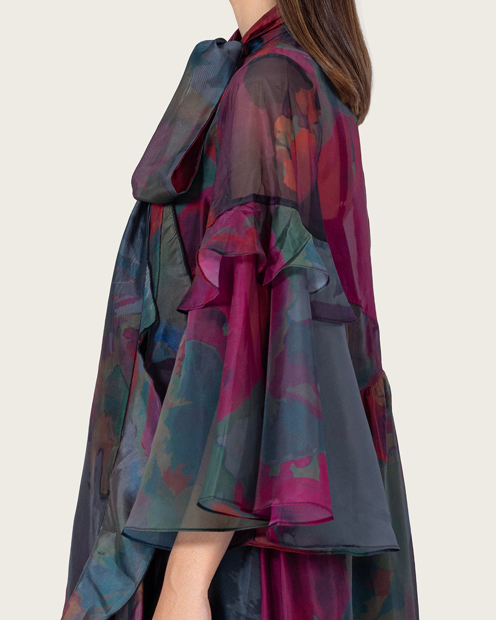 فستان ماكسي بطبعات فنية متعددة الألوان مع أكمام واسعة ورباط عنق