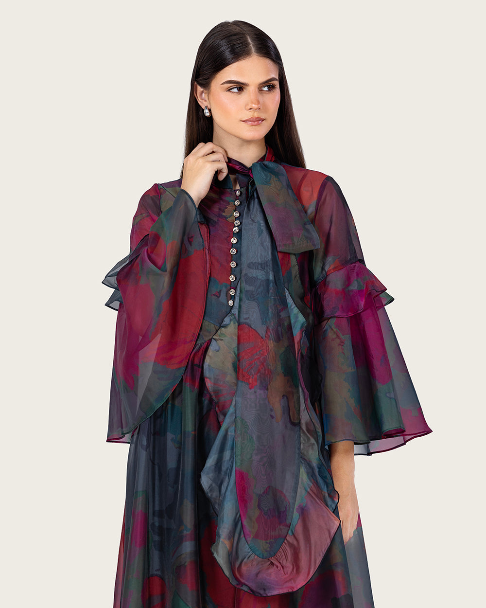 فستان ماكسي بطبعات فنية متعددة الألوان مع أكمام واسعة ورباط عنق