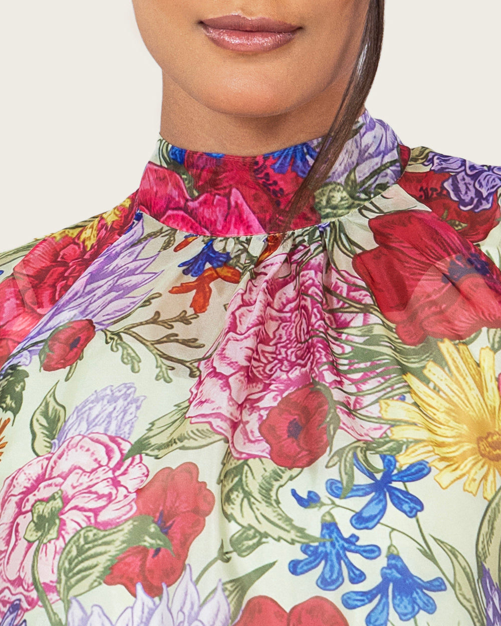 فستان ماكسي أورغانزا مزهر بياقة عالية وربطة خلفية