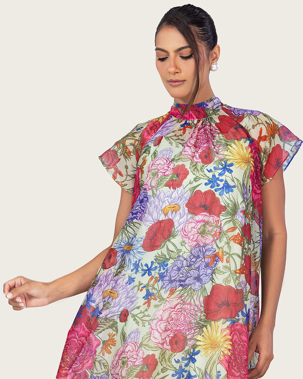 فستان ماكسي أورغانزا مزهر بياقة عالية وربطة خلفية