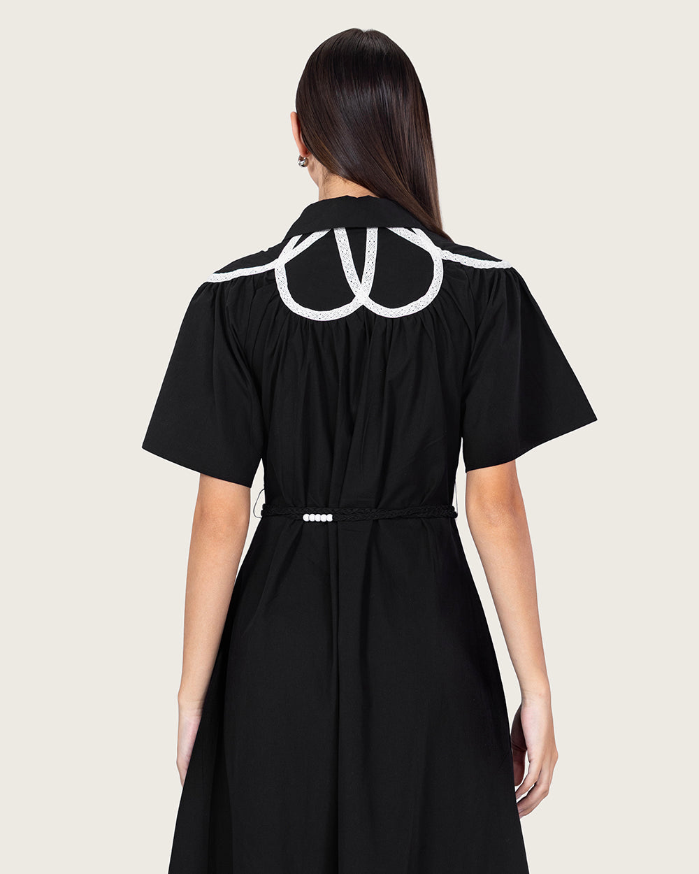 فستان ماكسي أسود بوبلين مع إدخالات دانتيل وحزام خصر مرصع